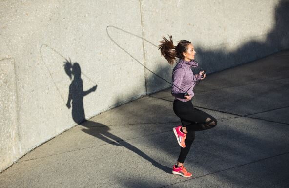 3 osnovne vežbe koje žene starije od 50 godina treba da rade za jačanje kostiju i mišića 3 osnovne vežbe koje žene starije od 50 godina treba da rade za jačanje kostiju i mišića