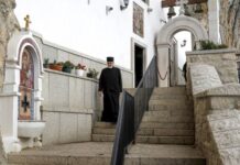 Aleksandra je na Ostrogu zamislila 3 želje, a onda joj je prišao monah; “Počela sam da ridam, a ljudi oko mene…” Aleksandra je na Ostrogu zamislila 3 želje, a onda joj je prišao monah; "Počela sam da ridam, a ljudi oko mene..."