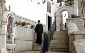 Aleksandra je na Ostrogu zamislila 3 želje, a onda joj je prišao monah; “Počela sam da ridam, a ljudi oko mene…” Aleksandra je na Ostrogu zamislila 3 želje, a onda joj je prišao monah; "Počela sam da ridam, a ljudi oko mene..."