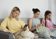 Analogna torba: Novi trend protiv skrolovanja Analogna torba: Novi trend protiv skrolovanja