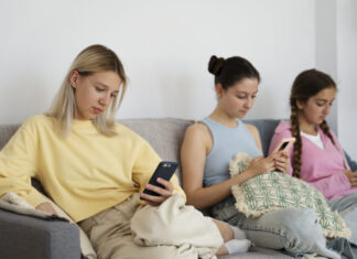 Analogna torba: Novi trend protiv skrolovanja Analogna torba: Novi trend protiv skrolovanja