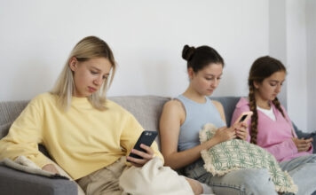 Analogna torba: Novi trend protiv skrolovanja Analogna torba: Novi trend protiv skrolovanja