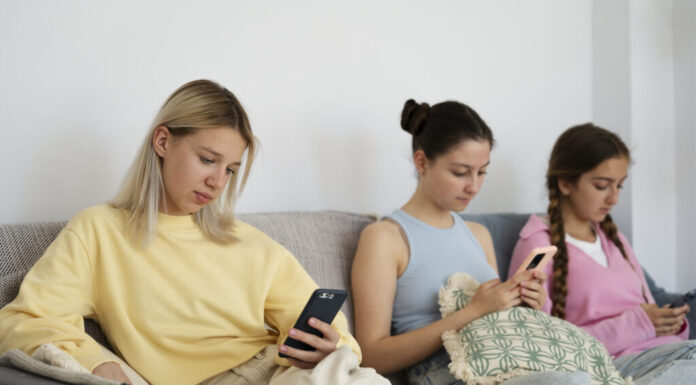 Analogna torba: Novi trend protiv skrolovanja Analogna torba: Novi trend protiv skrolovanja