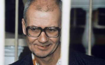 Andrej je bio toliko opasan čovek da su ga na suđenje doveli u čeličnom kavezu: Ono što je on radio je među najjezivijim stvarima u istoriji Andrej je bio toliko opasan čovek da su ga na suđenje doveli u čeličnom kavezu: Ono što je on radio je među najjezivijim stvarima u istoriji