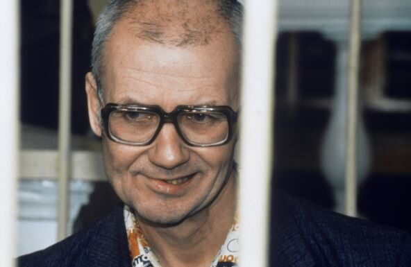 Andrej je bio toliko opasan čovek da su ga na suđenje doveli u čeličnom kavezu: Ono što je on radio je među najjezivijim stvarima u istoriji Andrej je bio toliko opasan čovek da su ga na suđenje doveli u čeličnom kavezu: Ono što je on radio je među najjezivijim stvarima u istoriji