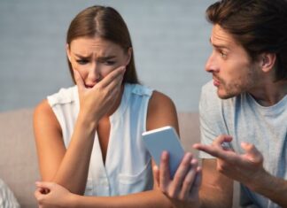 Anu je muž prevario na najgnusniji način:Kad je pronašla ogrlicu među njegovim stvarima znala je da ima ljubavnicu, kad je saznala kome je namenjena zanemela je Anu je muž prevario na najgnusniji način:Kad je pronašla ogrlicu među njegovim stvarima znala je da ima ljubavnicu, kad je saznala kome je namenjena zanemela je