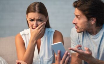 Anu je muž prevario na najgnusniji način:Kad je pronašla ogrlicu među njegovim stvarima znala je da ima ljubavnicu, kad je saznala kome je namenjena zanemela je Anu je muž prevario na najgnusniji način:Kad je pronašla ogrlicu među njegovim stvarima znala je da ima ljubavnicu, kad je saznala kome je namenjena zanemela je