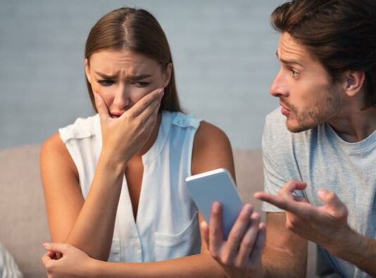 Anu je muž prevario na najgnusniji način:Kad je pronašla ogrlicu među njegovim stvarima znala je da ima ljubavnicu, kad je saznala kome je namenjena zanemela je Anu je muž prevario na najgnusniji način:Kad je pronašla ogrlicu među njegovim stvarima znala je da ima ljubavnicu, kad je saznala kome je namenjena zanemela je