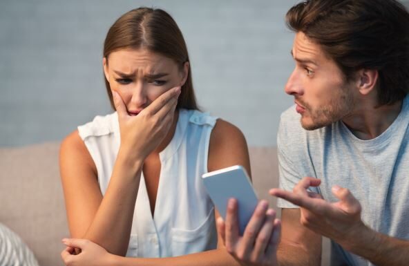 Anu je muž prevario na najgnusniji način:Kad je pronašla ogrlicu među njegovim stvarima znala je da ima ljubavnicu, kad je saznala kome je namenjena zanemela je Anu je muž prevario na najgnusniji način:Kad je pronašla ogrlicu među njegovim stvarima znala je da ima ljubavnicu, kad je saznala kome je namenjena zanemela je