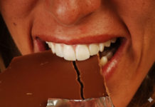 Beograđanka htela da se zasladi čokoladom pa joj preselo: Pored lešnika pronašla i neželjeno punjene, ovo je migoljilo po slatkišu! (FOTO) Beograđanka htela da se zasladi čokoladom pa joj preselo: Pored lešnika pronašla i neželjeno punjene, ovo je migoljilo po slatkišu! (FOTO)