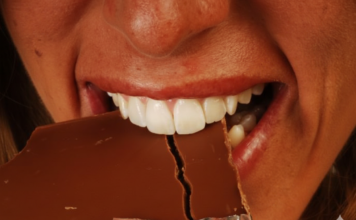 Beograđanka htela da se zasladi čokoladom pa joj preselo: Pored lešnika pronašla i neželjeno punjene, ovo je migoljilo po slatkišu! (FOTO) Beograđanka htela da se zasladi čokoladom pa joj preselo: Pored lešnika pronašla i neželjeno punjene, ovo je migoljilo po slatkišu! (FOTO)