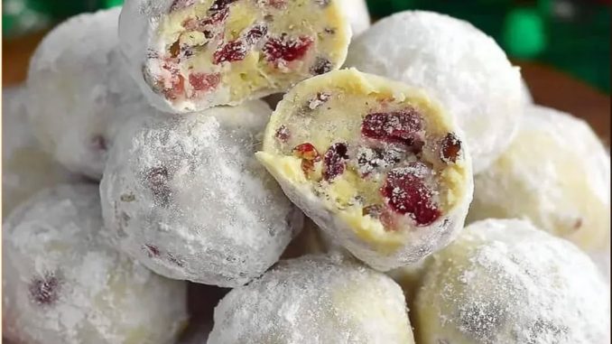 BIJELE ČOKOLADNE KUGLICE S BRUSNICAMA I PISTAĆIMA – prefinjene, mekane i elegantne 🍫🫐 Idealne za poklone, praznične stolove ili kao mala poslastica uz kafu.