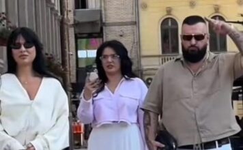 Buba Corelli poveo obje djevojke na koncert, publika u šoku Buba Corelli poveo obje djevojke na koncert, publika u šoku