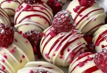 CHEESECAKE KUGLICE ✨ brze, kremaste i oblivene bijelom čokoladom i prelivom od malina — neodoljiva poslastica za svaki dan CHEESECAKE KUGLICE ✨ brze, kremaste i oblivene bijelom čokoladom i prelivom od malina — neodoljiva poslastica za svaki dan