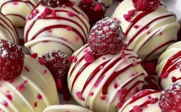 CHEESECAKE KUGLICE ✨ brze, kremaste i oblivene bijelom čokoladom i prelivom od malina — neodoljiva poslastica za svaki dan CHEESECAKE KUGLICE ✨ brze, kremaste i oblivene bijelom čokoladom i prelivom od malina — neodoljiva poslastica za svaki dan