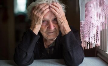 “Čuvala sam unuke godinama, a ćerka me oterala sa kućnog praga zbog 10 minuta!” Kad je otvorila vrata, samo je stavila ruku da ne uđu: “Nije je sklonila dok nismo otišli” “Čuvala sam unuke godinama, a ćerka me oterala sa kućnog praga zbog 10 minuta!” Kad je otvorila vrata, samo je stavila ruku da ne uđu: “Nije je sklonila dok nismo otišli”