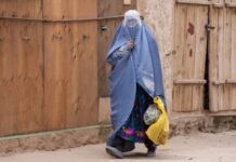 Darkov komšija oženio muslimanku zamotanu od glave do pete: Nikad je nismo ni videli ni čuli, a onda sam kroz prozor video prizor i zanemeo… Darkov komšija oženio muslimanku zamotanu od glave do pete: Nikad je nismo ni videli ni čuli, a onda sam kroz prozor video prizor i zanemeo…