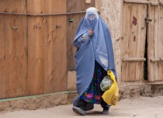 Darkov komšija oženio muslimanku zamotanu od glave do pete: Nikad je nismo ni videli ni čuli, a onda sam kroz prozor video prizor i zanemeo… Darkov komšija oženio muslimanku zamotanu od glave do pete: Nikad je nismo ni videli ni čuli, a onda sam kroz prozor video prizor i zanemeo…