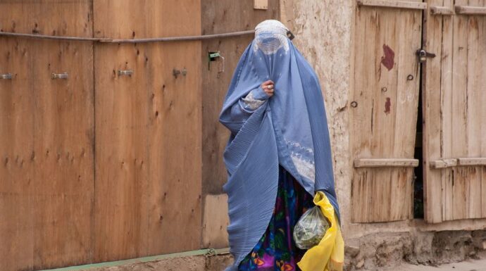 Darkov komšija oženio muslimanku zamotanu od glave do pete: Nikad je nismo ni videli ni čuli, a onda sam kroz prozor video prizor i zanemeo… Darkov komšija oženio muslimanku zamotanu od glave do pete: Nikad je nismo ni videli ni čuli, a onda sam kroz prozor video prizor i zanemeo…