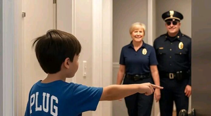 Dečak je pozvao policiju i rekao da njegovi roditelji nešto rade u sobi; policija je odlučila da proveri i otkrila nešto užasno. Dečak je pozvao policiju i rekao da njegovi roditelji nešto rade u sobi; policija je odlučila da proveri i otkrila nešto užasno.