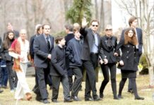 Dok su svi nosili crno na sahrani njene ćerke Nataše, majka je nosila belo: Razlog zašto je to uradila boli Dok su svi nosili crno na sahrani njene ćerke Nataše, majka je nosila belo: Razlog zašto je to uradila boli