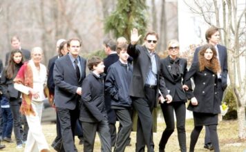 Dok su svi nosili crno na sahrani njene ćerke Nataše, majka je nosila belo: Razlog zašto je to uradila boli Dok su svi nosili crno na sahrani njene ćerke Nataše, majka je nosila belo: Razlog zašto je to uradila boli