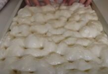 Domaća fokača sa ruzmarinom, maslinama i čeri paradajzom: Originalni italijanski recept – hrskava spolja, a meka iznutra Domaća fokača sa ruzmarinom, maslinama i čeri paradajzom: Originalni italijanski recept - hrskava spolja, a meka iznutra