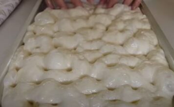 Domaća fokača sa ruzmarinom, maslinama i čeri paradajzom: Originalni italijanski recept – hrskava spolja, a meka iznutra Domaća fokača sa ruzmarinom, maslinama i čeri paradajzom: Originalni italijanski recept - hrskava spolja, a meka iznutra