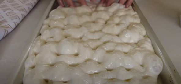 Domaća fokača sa ruzmarinom, maslinama i čeri paradajzom: Originalni italijanski recept – hrskava spolja, a meka iznutra Domaća fokača sa ruzmarinom, maslinama i čeri paradajzom: Originalni italijanski recept - hrskava spolja, a meka iznutra