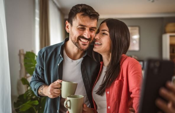 Dve stvari koje muškarac radi samo sa ženom koju istinski voli Dve stvari koje muškarac radi samo sa ženom koju istinski voli