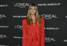 Dženifer Lopez i Hajdi Klum obukle identičan stajling i napravile najveći modni promašaj: Ova odevna kombinacija dodaje i kilograme i godine Dženifer Lopez i Hajdi Klum obukle identičan stajling i napravile najveći modni promašaj: Ova odevna kombinacija dodaje i kilograme i godine