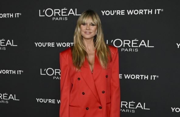 Dženifer Lopez i Hajdi Klum obukle identičan stajling i napravile najveći modni promašaj: Ova odevna kombinacija dodaje i kilograme i godine Dženifer Lopez i Hajdi Klum obukle identičan stajling i napravile najveći modni promašaj: Ova odevna kombinacija dodaje i kilograme i godine