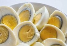 🥚 Zašto žumance tvrdo kuvanog jajeta ponekad ima zelenu boju – i da li je bezbedno za jelo?