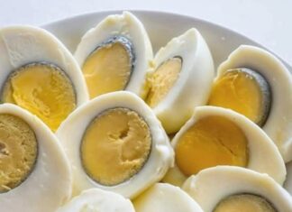 🥚 Zašto žumance tvrdo kuvanog jajeta ponekad ima zelenu boju – i da li je bezbedno za jelo?