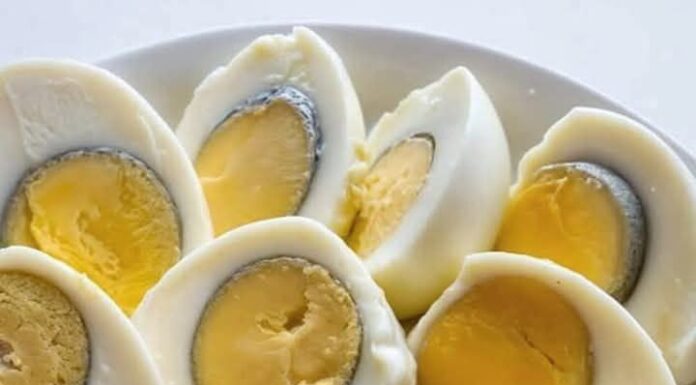 🥚 Zašto žumance tvrdo kuvanog jajeta ponekad ima zelenu boju – i da li je bezbedno za jelo?