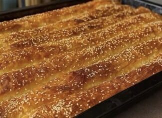 🥧🔥 BUREK PADA U VODU KAD PROBATE OVU PITU SA SIROM I GOTOVIM KORAMA!Nevjerovatno sočna, brza i ukusnija nego što možete zamisliti!