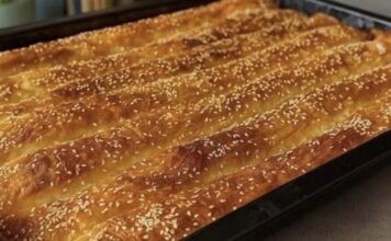 🥧🔥 BUREK PADA U VODU KAD PROBATE OVU PITU SA SIROM I GOTOVIM KORAMA!Nevjerovatno sočna, brza i ukusnija nego što možete zamisliti!