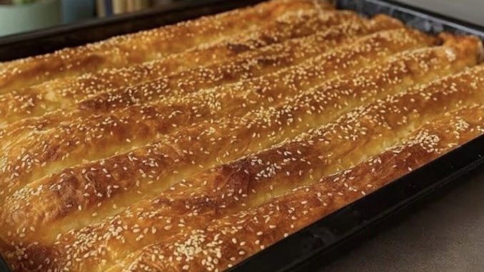 🥧🔥 BUREK PADA U VODU KAD PROBATE OVU PITU SA SIROM I GOTOVIM KORAMA!Nevjerovatno sočna, brza i ukusnija nego što možete zamisliti!