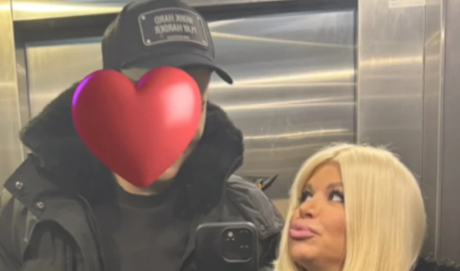 (FOTO) Viši od nje za glavu: Dara Bubamara objavila selfi sa sinom, pa sve nasmijala, komentari na objavu se nižu (FOTO) Viši od nje za glavu: Dara Bubamara objavila selfi sa sinom, pa sve nasmijala, komentari na objavu se nižu