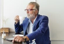 Gospodin Kovačevć svako jutro sedeo je u istom kafiću na istom mestu i pio istu kafu: Kad se jednom nije pojavio konobarica je otkrila šokantnu istinu o njemu Gospodin Kovačevć svako jutro sedeo je u istom kafiću na istom mestu i pio istu kafu: Kad se jednom nije pojavio konobarica je otkrila šokantnu istinu o njemu