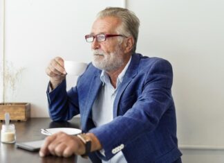 Gospodin Kovačevć svako jutro sedeo je u istom kafiću na istom mestu i pio istu kafu: Kad se jednom nije pojavio konobarica je otkrila šokantnu istinu o njemu Gospodin Kovačevć svako jutro sedeo je u istom kafiću na istom mestu i pio istu kafu: Kad se jednom nije pojavio konobarica je otkrila šokantnu istinu o njemu