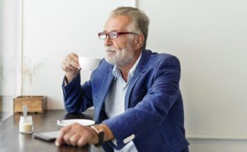 Gospodin Kovačevć svako jutro sedeo je u istom kafiću na istom mestu i pio istu kafu: Kad se jednom nije pojavio konobarica je otkrila šokantnu istinu o njemu Gospodin Kovačevć svako jutro sedeo je u istom kafiću na istom mestu i pio istu kafu: Kad se jednom nije pojavio konobarica je otkrila šokantnu istinu o njemu