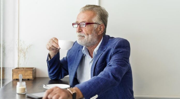 Gospodin Kovačevć svako jutro sedeo je u istom kafiću na istom mestu i pio istu kafu: Kad se jednom nije pojavio konobarica je otkrila šokantnu istinu o njemu Gospodin Kovačevć svako jutro sedeo je u istom kafiću na istom mestu i pio istu kafu: Kad se jednom nije pojavio konobarica je otkrila šokantnu istinu o njemu