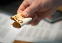 H0ĆETE DA VAM JE N0VČANlK PUN PARA? 1 novčanicu stavite na ovo mjesto i gledajte KAKO SE N0VAC G0MlLA… H0ĆETE DA VAM JE N0VČANlK PUN PARA? 1 novčanicu stavite na ovo mjesto i gledajte KAKO SE N0VAC G0MlLA…