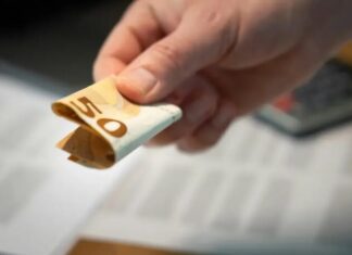 H0ĆETE DA VAM JE N0VČANlK PUN PARA? 1 novčanicu stavite na ovo mjesto i gledajte KAKO SE N0VAC G0MlLA… H0ĆETE DA VAM JE N0VČANlK PUN PARA? 1 novčanicu stavite na ovo mjesto i gledajte KAKO SE N0VAC G0MlLA…