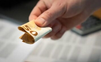 H0ĆETE DA VAM JE N0VČANlK PUN PARA? 1 novčanicu stavite na ovo mjesto i gledajte KAKO SE N0VAC G0MlLA… H0ĆETE DA VAM JE N0VČANlK PUN PARA? 1 novčanicu stavite na ovo mjesto i gledajte KAKO SE N0VAC G0MlLA…