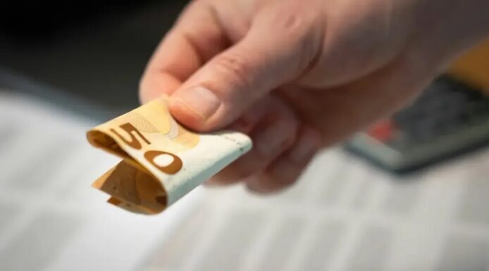 H0ĆETE DA VAM JE N0VČANlK PUN PARA? 1 novčanicu stavite na ovo mjesto i gledajte KAKO SE N0VAC G0MlLA… H0ĆETE DA VAM JE N0VČANlK PUN PARA? 1 novčanicu stavite na ovo mjesto i gledajte KAKO SE N0VAC G0MlLA…