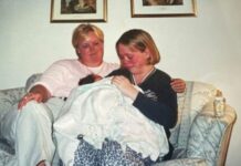 Imala sam samo 1 sliku sa biološkom majkom dok me je predavala usvojiteljki: Više od 20 godina sam je tražila, a onda stiže poruka koja mi je promenila život Imala sam samo 1 sliku sa biološkom majkom dok me je predavala usvojiteljki: Više od 20 godina sam je tražila, a onda stiže poruka koja mi je promenila život