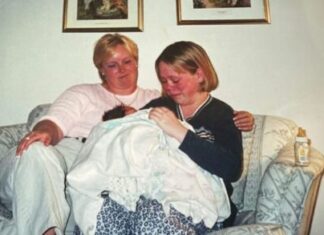 Imala sam samo 1 sliku sa biološkom majkom dok me je predavala usvojiteljki: Više od 20 godina sam je tražila, a onda stiže poruka koja mi je promenila život Imala sam samo 1 sliku sa biološkom majkom dok me je predavala usvojiteljki: Više od 20 godina sam je tražila, a onda stiže poruka koja mi je promenila život