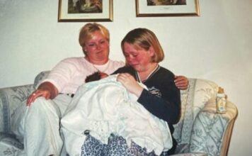 Imala sam samo 1 sliku sa biološkom majkom dok me je predavala usvojiteljki: Više od 20 godina sam je tražila, a onda stiže poruka koja mi je promenila život Imala sam samo 1 sliku sa biološkom majkom dok me je predavala usvojiteljki: Više od 20 godina sam je tražila, a onda stiže poruka koja mi je promenila život